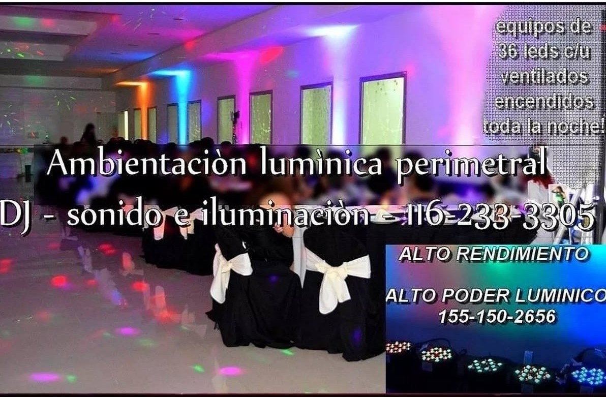 Ambientación lumínica perimetral en un salón de fiestas, con luces de colores sobre las paredes y el espacio de baile