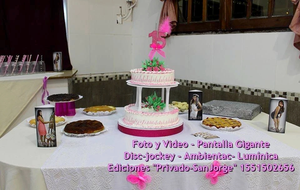 Tr&iacute;ptico para identificar mesas de eventos, ejemplo 4