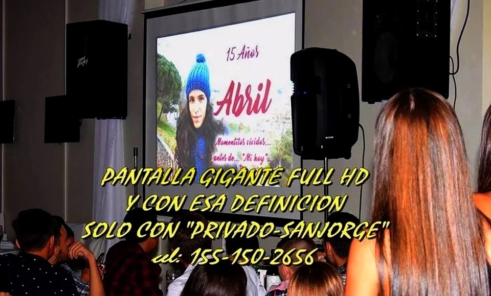 Proyector y Pantalla en Evento Corporativo
